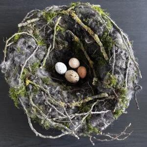 paas decoratie vogelnest van wol.